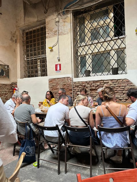 Bologna: Walking Food Tour and Highlights with a Local Guide - What the guide adds beyond the food