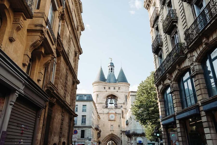 Bordeaux: Guided Food and Wine Tour with Tastings - Finishing with three Bordeaux wines