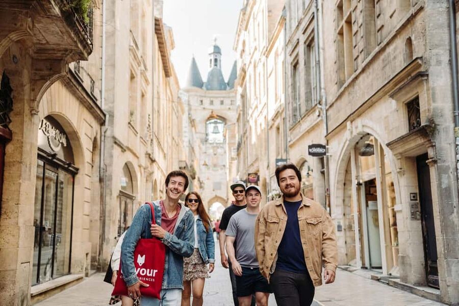 Bordeaux: Guided Food and Wine Tour with Tastings - French cheese with a specialist