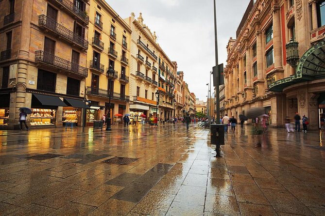 Born to Eat: Gourmet Tapas & Wine Small Group Tour in Old Barcelona - Why El Born makes such a good food tour setting