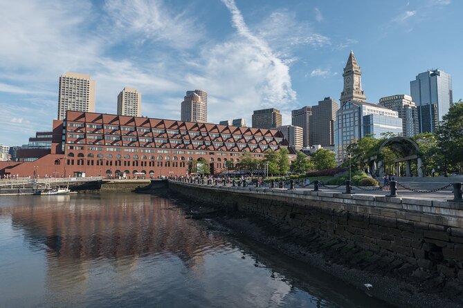 Boston Private Food Tour of 6+ Tastings, Cannoli, Lobster Roll - A lobster roll packed with local character