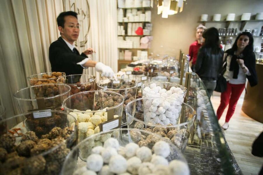 Brussels: Chocolate Appreciation and Tasting Walking Tour - Five chocolatiers, eight chances to taste