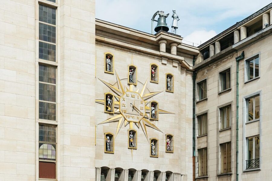 Brussels: City Highlights Walking and Tasting Tour - Manneken Pis and the story behind the statue