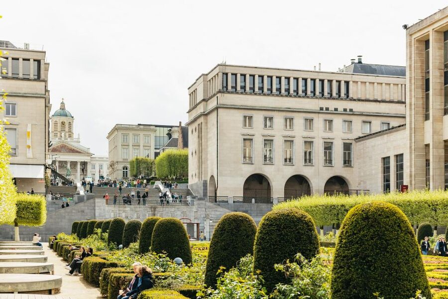 Brussels: City Highlights Walking and Tasting Tour - The guides make the route work
