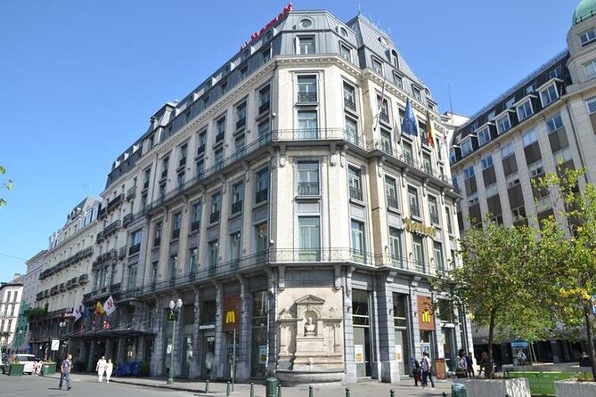 Brussels Food Tour: 10 Tastings of Waffles, Beers, Fries & More - Chocolate and architecture at the Royal Gallery
