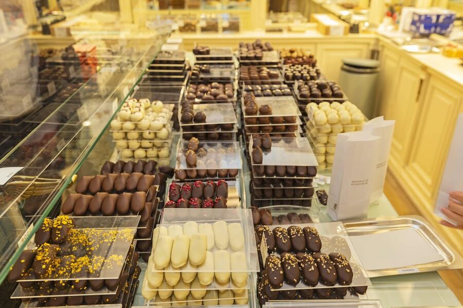 Brussels Food Tour: Main Dish, Beer, Waffle & Chocolate - Waffles: Brussels style, Liège style, and dessert timing