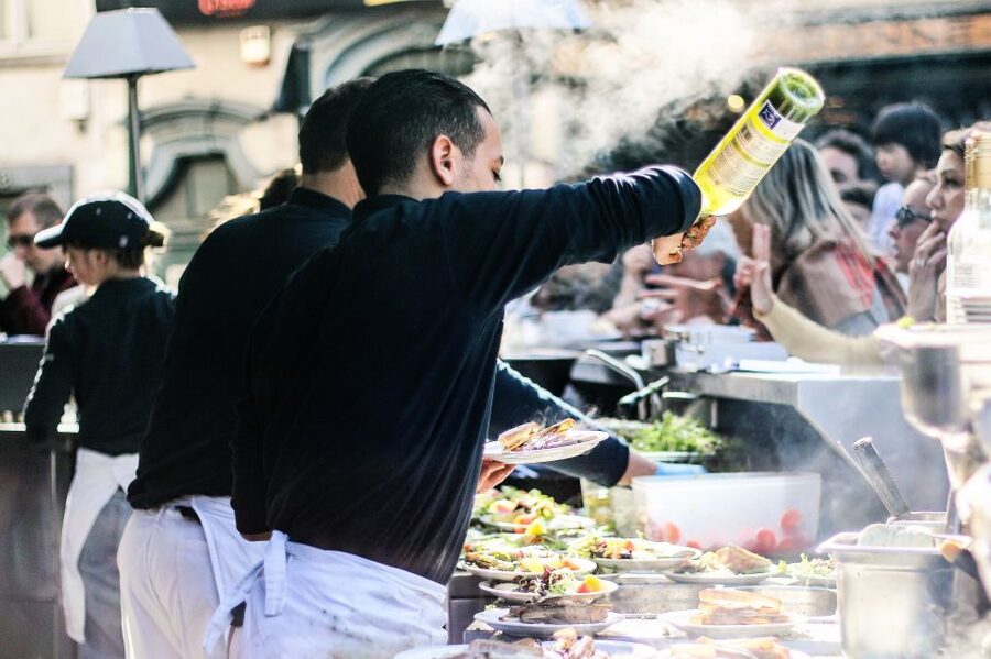 Brussels: Walking Food Tour with Chocolate, Beer, & Waffles - Old lanes, the Bourse, and Manneken Pis