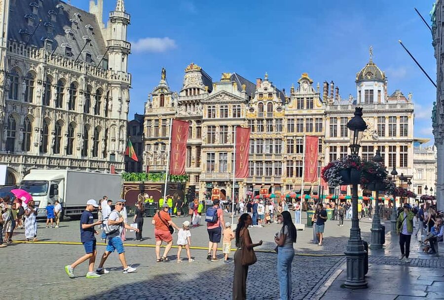 Brussels: Walking Food Tour with Chocolate, Beer, & Waffles - A full Belgian lunch near the old fish market