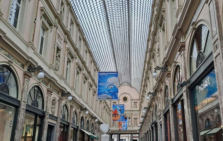 Brussels: Walking Food Tour with Chocolate, Beer, & Waffles - Royal Galleries, Brussels’ old bar, and Jeanneke Pis