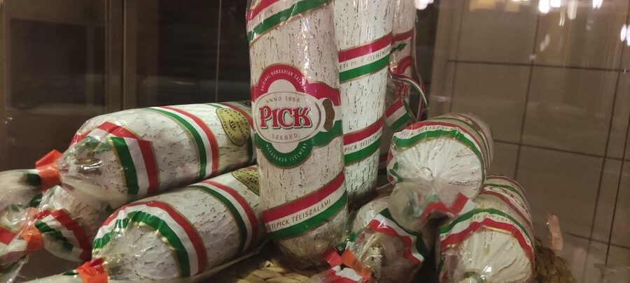 Budapest: Central Market Hall Guided Food Tour with Tastings - Hungary’s wine regions on a large 3D map