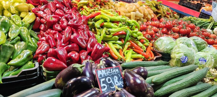 Budapest: Central Market Hall Guided Food Tour with Tastings - Salami, sausages and the meat-heavy side of Hungarian food