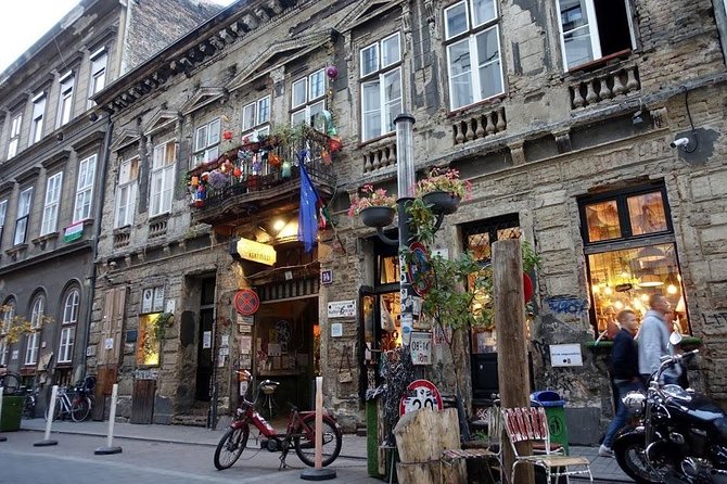 Budapest Ruin Bars Evening Walking Tour with Drinks & Street Food - Guides who make the evening work