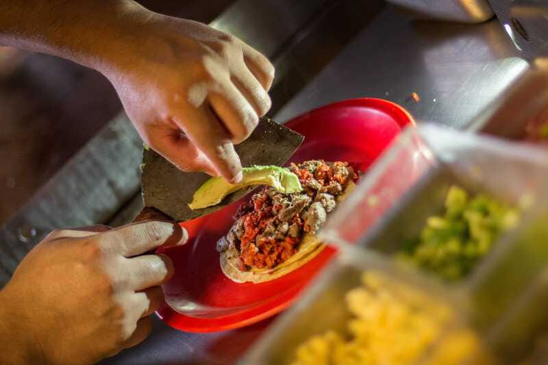 Cancún: Taco & Local Beer Tasting Tour with transportation - The guides make the difference