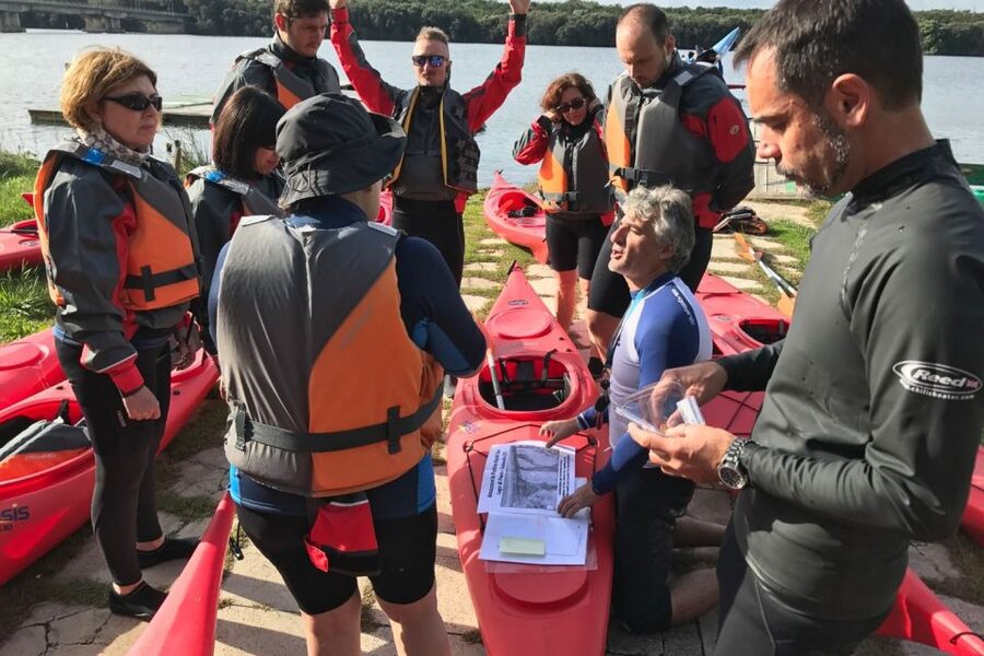 Castel Gandolfo: Kayak Food and Wine Tour - Getting ready for the first paddle