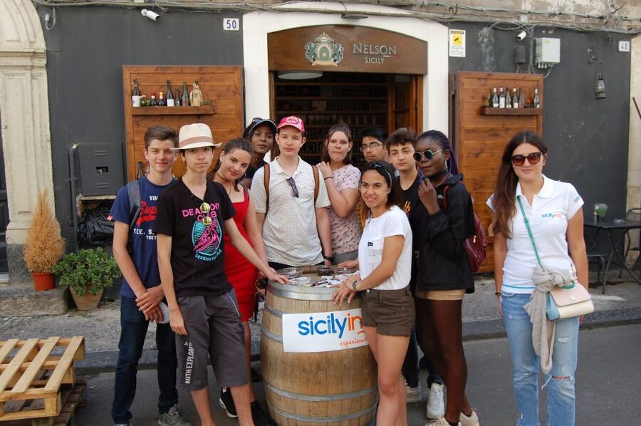 Catania: Guided Street Food Walking Tour - Piazza Duomo, Piazza Università, and selz