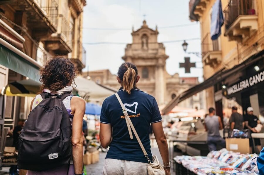 Catania: Guided Street Food Walking Tour - Villa Bellini and the Roman amphitheater
