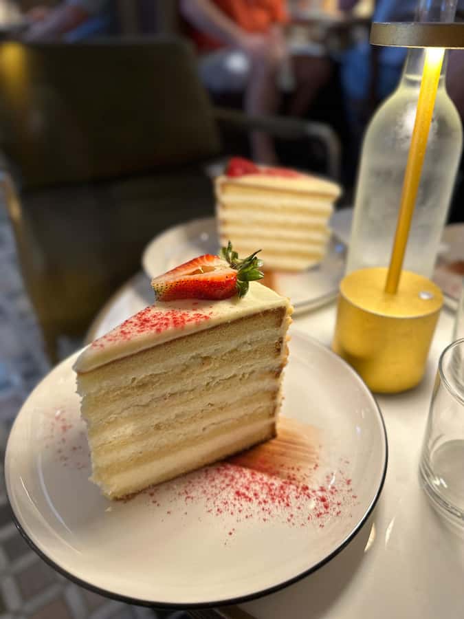 Charleston: Downtown Culinary Walking Tour - A guide who adds context between bites