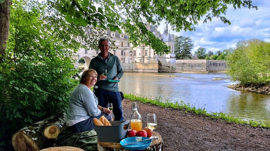 Chenonceau: E-Bike Guided Tour & Gourmet Picnic Lunch - Arriving at Château de Chenonceau