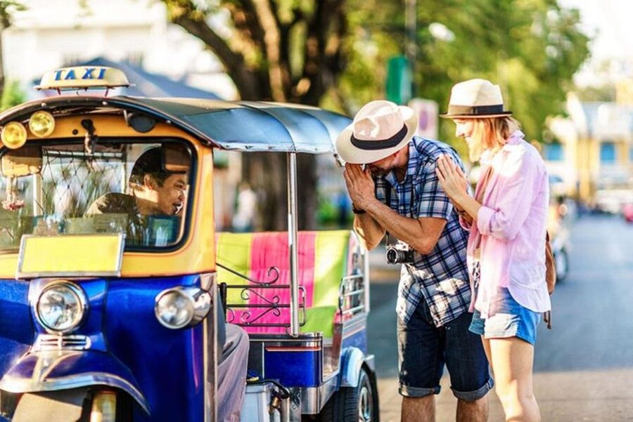 Chiang Mai: Temples and Street Food Night Tour by Tuk Tuk - Wat Phra Singh and northern Thai design