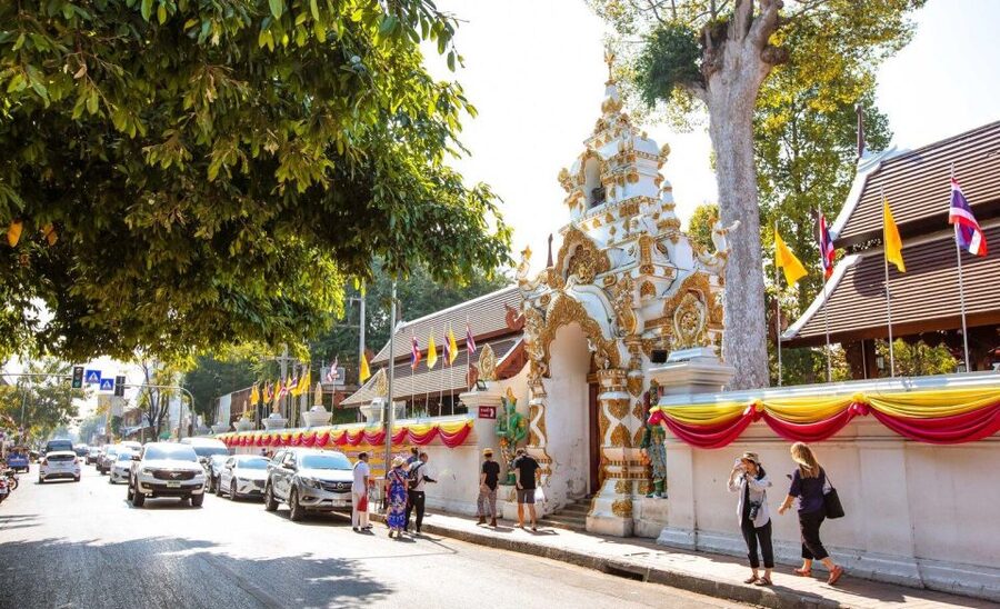 Chiang Mai: Temples and Street Food Night Tour by Tuk Tuk - Timing, pickup, and the importance of starting early