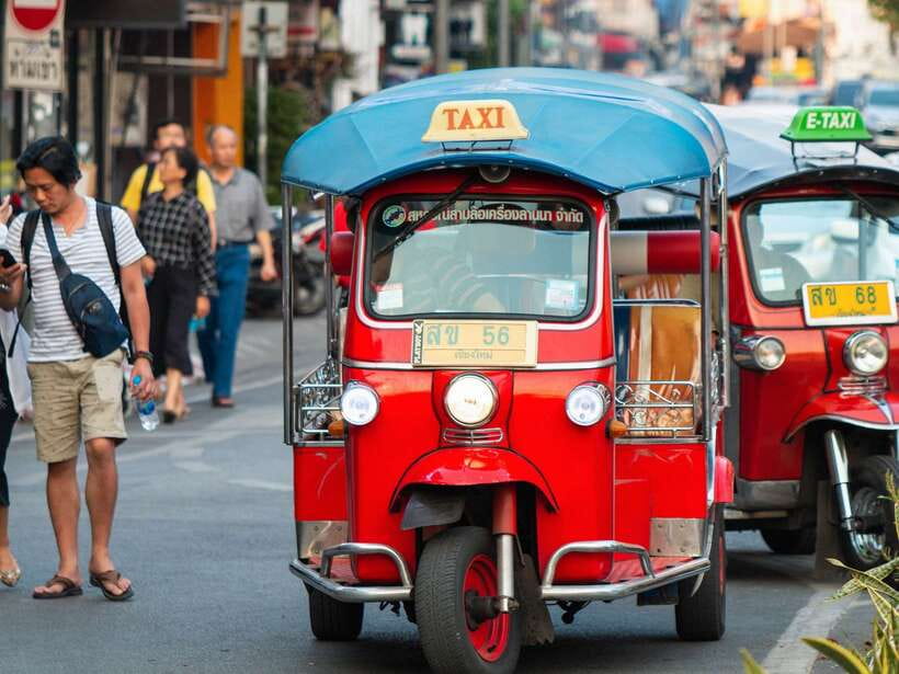 Chiang Mai: Tuk-Tuk Evening Tour with Temples & Street Foods - Why a Chiang Mai night tour works so well