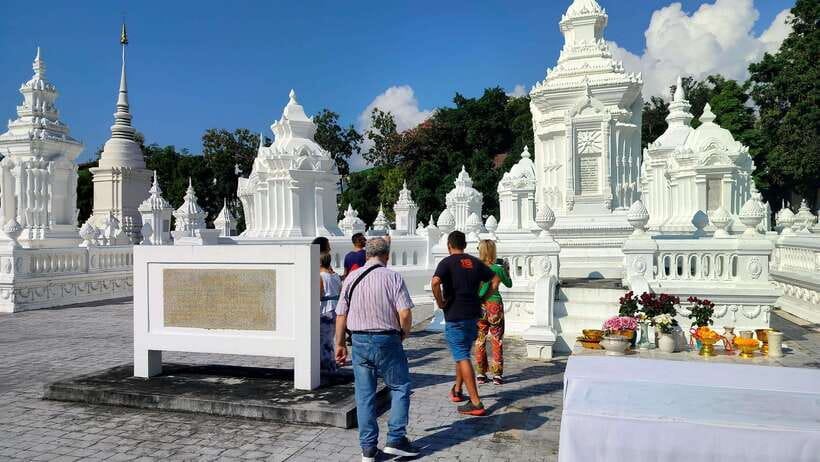 Chiang Mai: Tuk-Tuk Evening Tour with Temples & Street Foods - What the $64 price gets you