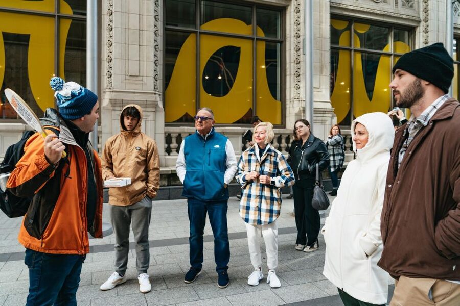 Chicago: Classic Food Walking Tour with Bike or Kayak Rental - The guides make the difference