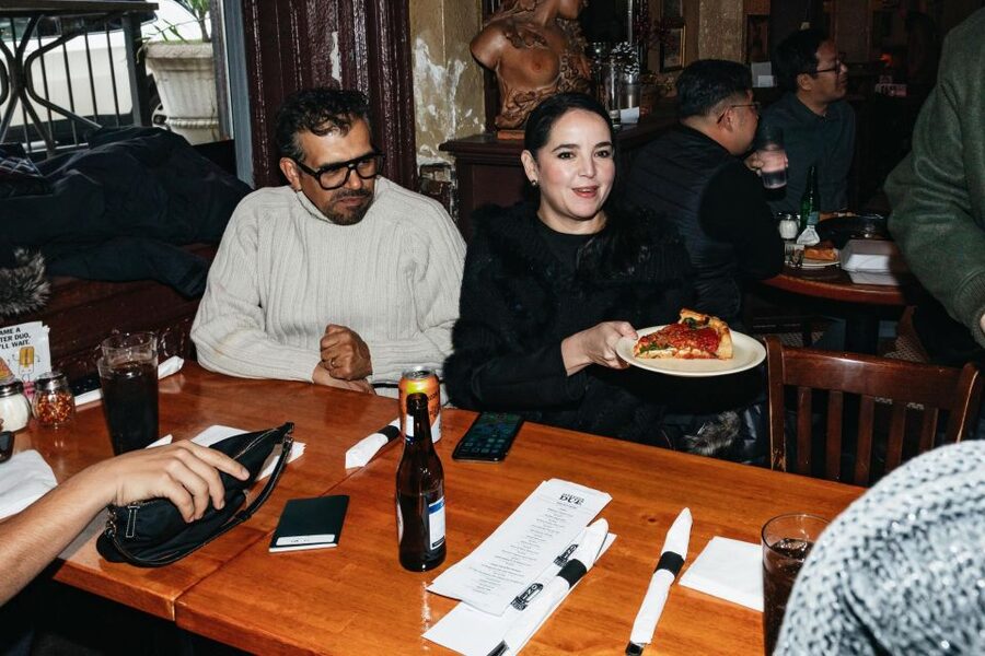 Chicago: Gangsters and Food Tasting Walking Tour - Deep dish and tavern-style pizza