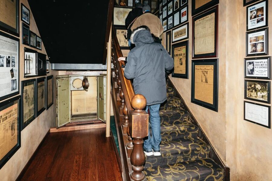 Chicago: Gangsters and Food Tasting Walking Tour - What the guide adds to the two-hour pace