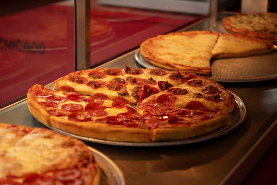 Chicago: The Ultimate Foodie Walking Tour with Tasty Stops - Three Chicago classics in two hours