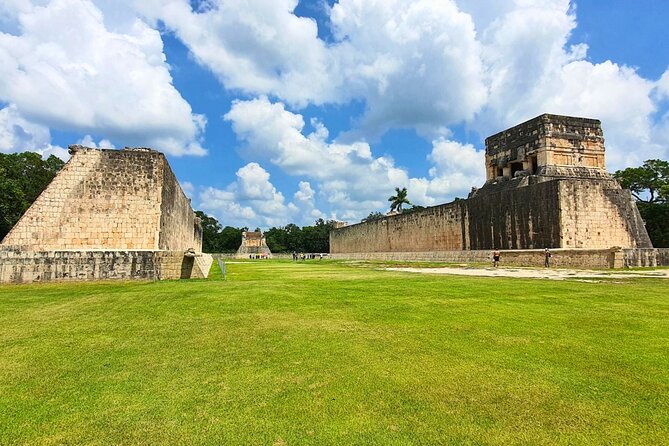 Chichen Itza Gastronomic, Valladolid and Cenote Extremo - Chichen Itza before the midday heat
