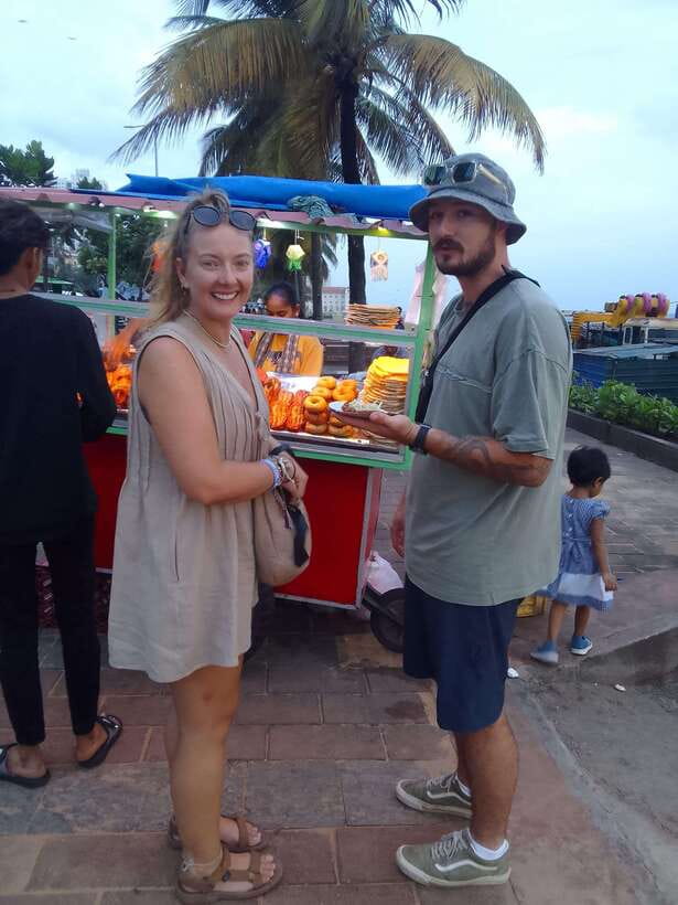Colombo Local Food Tour by Tuk Tuk – All Inclusive - Tea, fried snacks and the first taste of Colombo