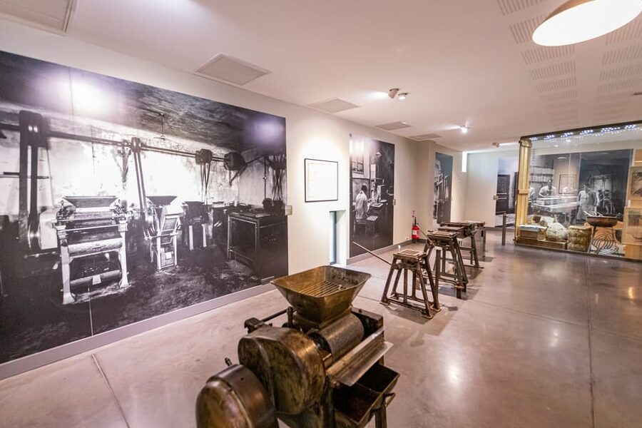 Confiserie du Roy René: gourmet guided tour of the calisson museum - Starting at the Roy René factory on RN7