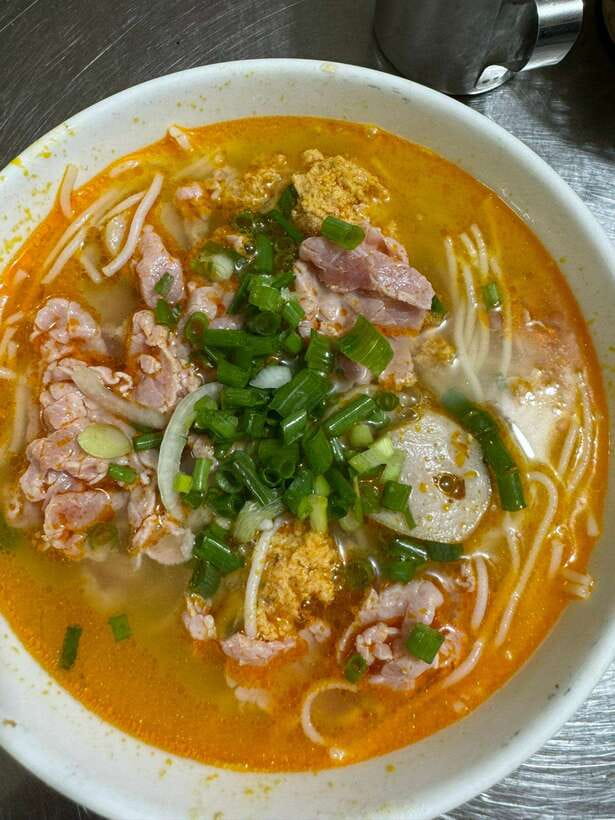 Da Nang City Street Food Private Tour With Local Students - Sandwiches, seafood, snails, and more