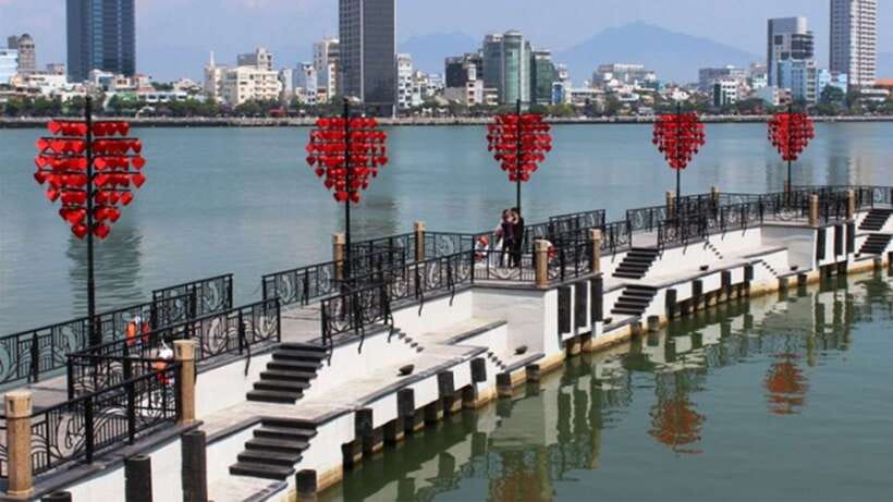Da Nang: Culinary Tour by Night - Riding across Da Nang after dark