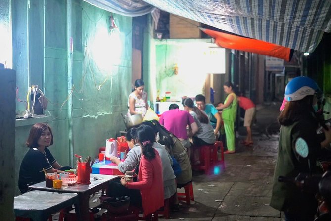 Da Nang Evening Food Tour - How the guide shapes the night