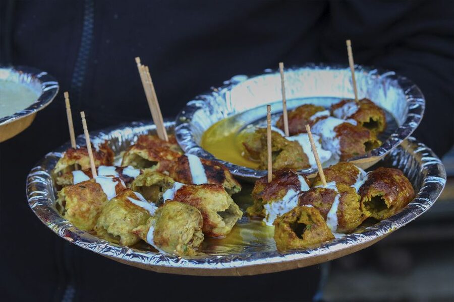 Delhi: Old Delhi Street Food Tour with Rickshaw Ride - Chandni Chowk: three hours of eating and watching