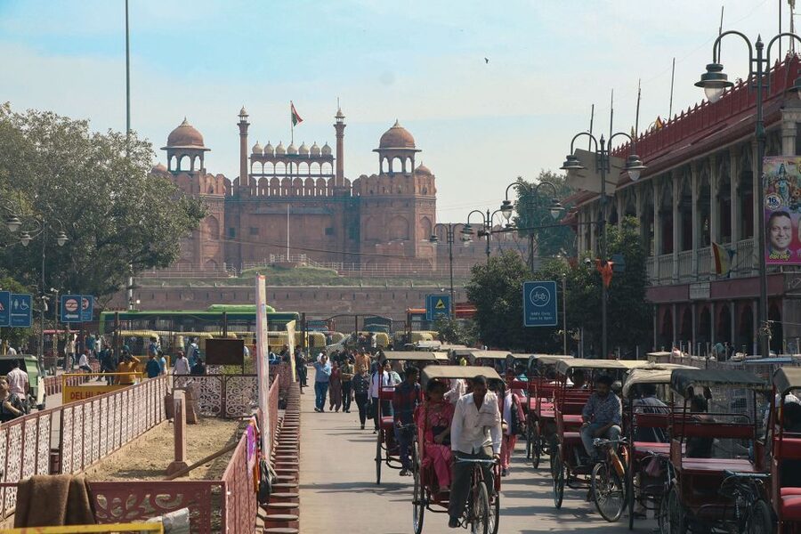 Delhi: Old Delhi Street Food Tour with Rickshaw Ride - Starting underground, then entering Chandni Chowk