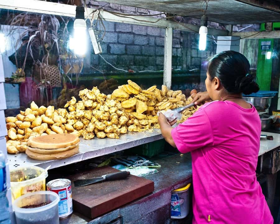Denpasar: Night Street Food Walking Tour - First tastes: Bali on small plates