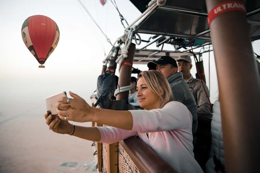 Dubai: Luxury Balloon Flight with Michelin-Curated Breakfast - Falconry from the balloon basket
