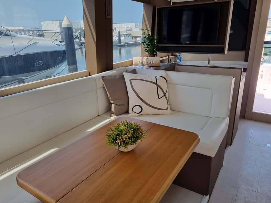Dubai: Luxury Sightseeing Cruise with Food and Drinks - Key things to know before booking