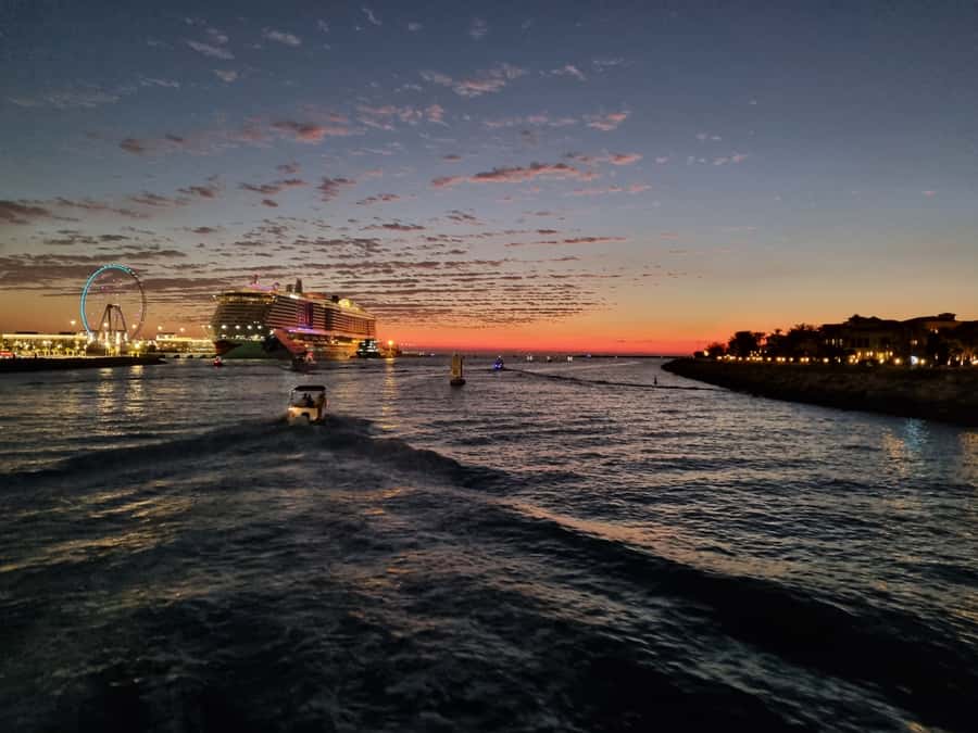 Dubai: Luxury Sightseeing Cruise with Food and Drinks - Boarding at Pier 7 and finding your place
