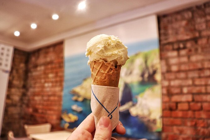 Dublin Historical Centre Food Tour with 8 Food Tastings & Drinks - A Flaggy Shore oyster in central Dublin