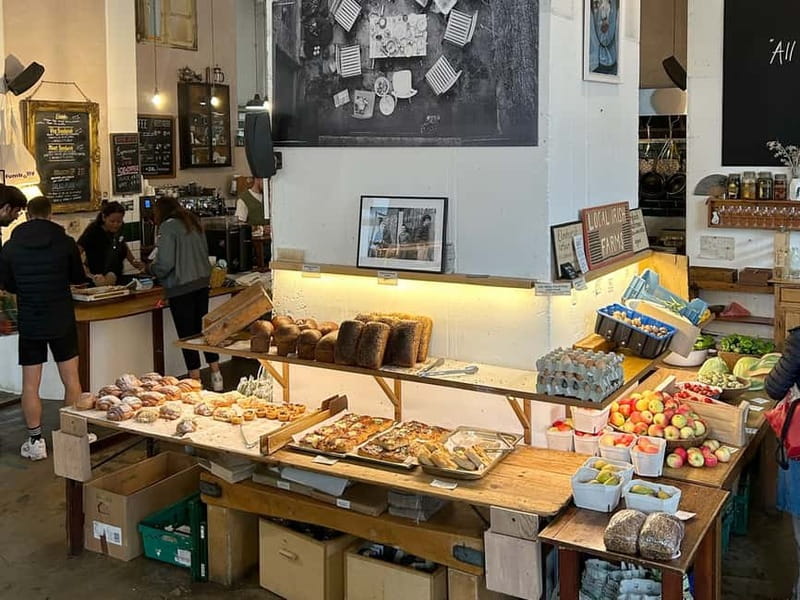 Dublin: Walking Tour for Foodies with Tastings - The guides shape the experience