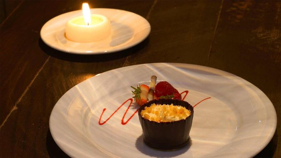 Edinburgh: Food & Drink Tasting Tour - Four stops, one walking meal through Edinburgh
