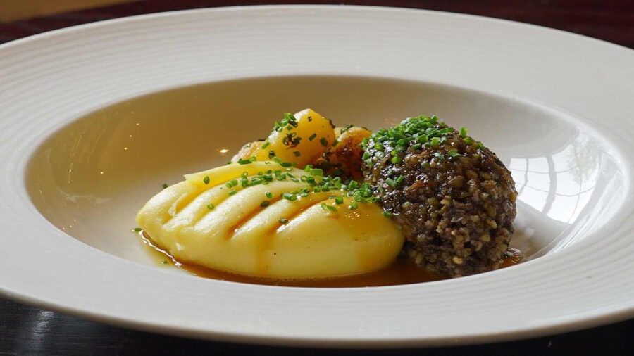 Edinburgh: Food & Drink Tasting Tour - Guides who make the walking sections count