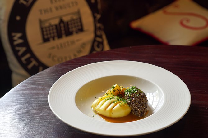 Edinburgh Food & Drink Tour with EatWalk Tours - The castle and Royal Mile through food