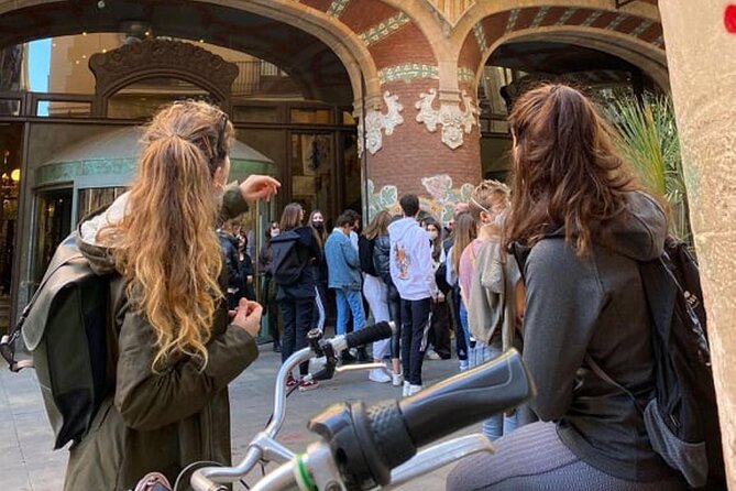 Familly friendly traditions & food tour: tailored tapas & games! - Meeting Barcelona’s giants at La Casa dels Entremesos