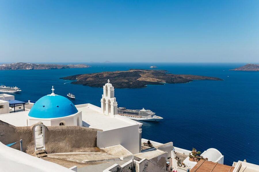 Fira: Guided Foodie Walking Tour with Tastings - Guides who make the difference