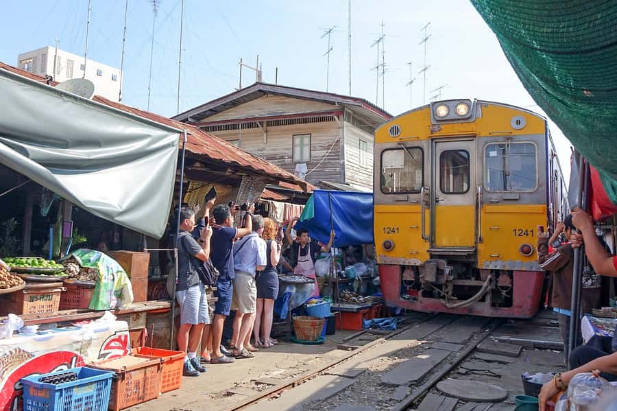 From Bangkok: Maeklong Railway and Floating Market Food Tour - The Damnoen Saduak boat ride is the scenic centerpiece